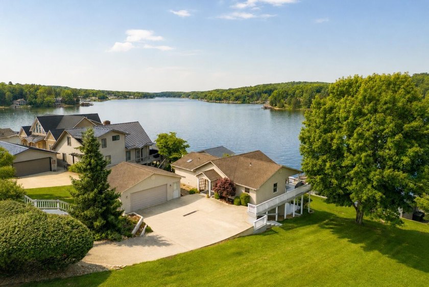 NEW LISTING! Welcome to 401 Lakeview Heights Drive, an Apple - photo 6