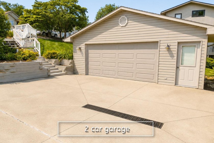 NEW LISTING! Welcome to 401 Lakeview Heights Drive, an Apple - photo 7