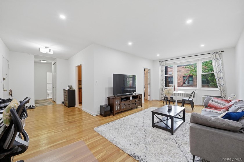 Beautiful and spacious one bedroom (PLUS BONUS ROOM) in the - photo 6