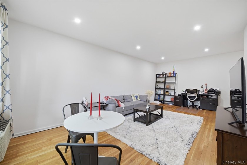 Beautiful and spacious one bedroom (PLUS BONUS ROOM) in the - photo 9
