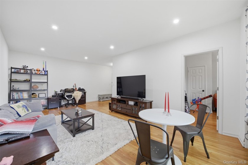 Beautiful and spacious one bedroom (PLUS BONUS ROOM) in the - photo 10