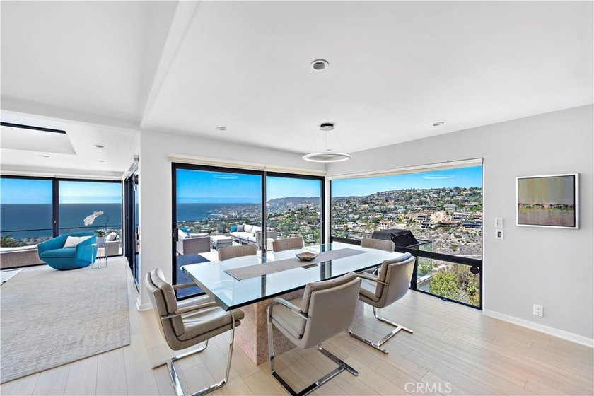 Welcome to a one-of-a-kind Laguna Beach retreat where style - photo 11