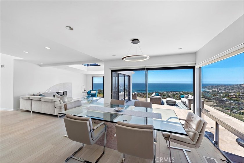 Welcome to a one-of-a-kind Laguna Beach retreat where style - photo 12