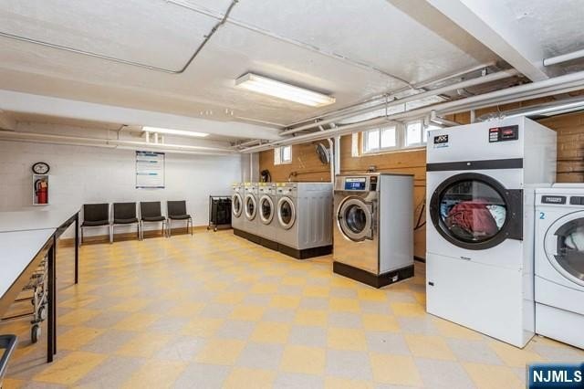 Large Studio.The HOA fee covers: taxes, heat, water and WiFi - photo 13