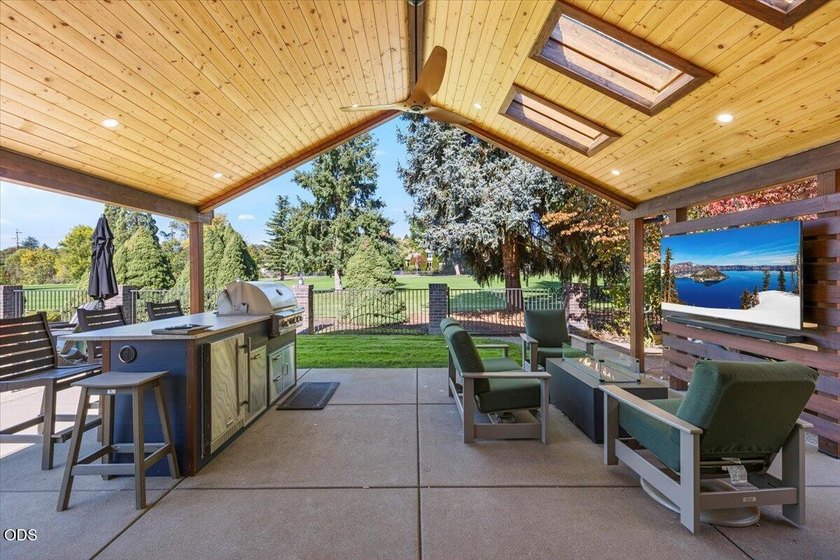 Luxury golf course frontage property! Fully renovated 4-bedroom - photo 14