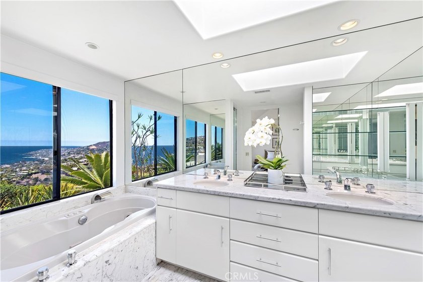 Welcome to a one-of-a-kind Laguna Beach retreat where style - photo 21