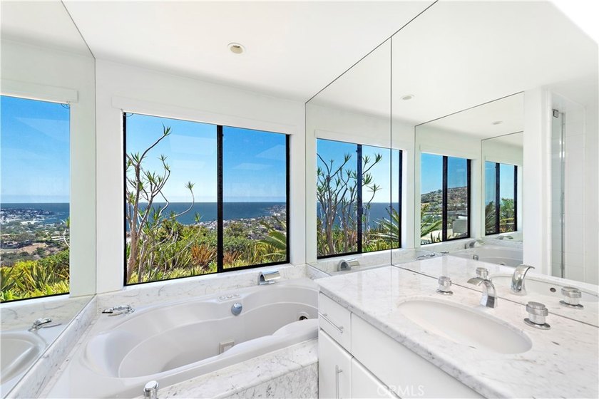 Welcome to a one-of-a-kind Laguna Beach retreat where style - photo 22