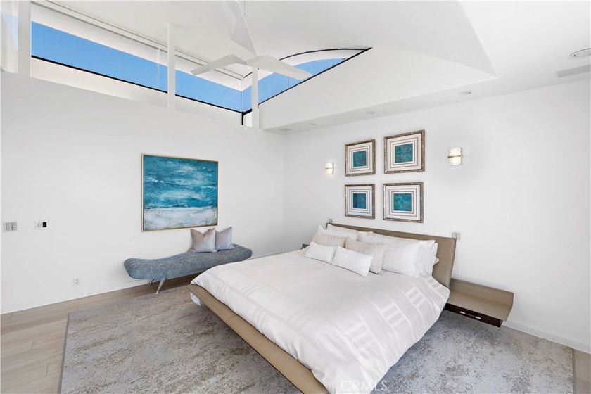 Welcome to a one-of-a-kind Laguna Beach retreat where style - photo 23