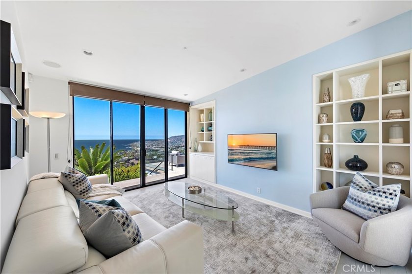 Welcome to a one-of-a-kind Laguna Beach retreat where style - photo 25
