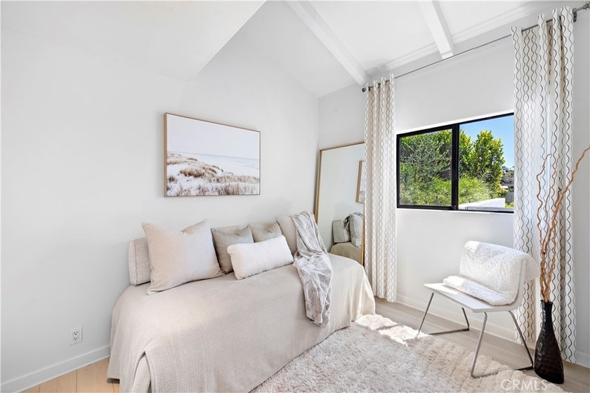 Welcome to a one-of-a-kind Laguna Beach retreat where style - photo 29