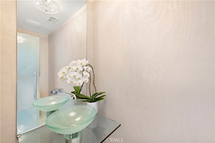 Welcome to a one-of-a-kind Laguna Beach retreat where style - photo 31