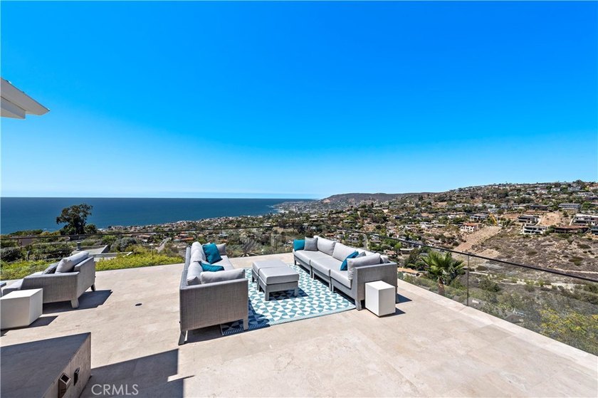 Welcome to a one-of-a-kind Laguna Beach retreat where style - photo 33