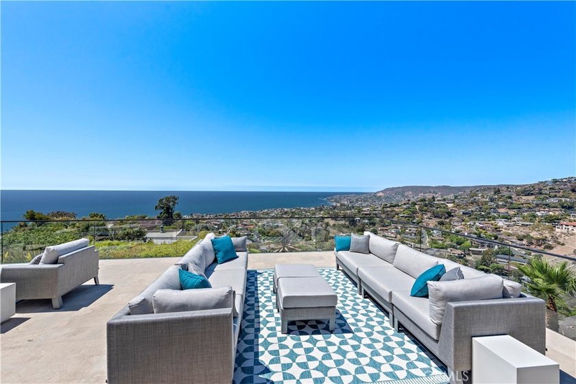 Welcome to a one-of-a-kind Laguna Beach retreat where style - photo 34