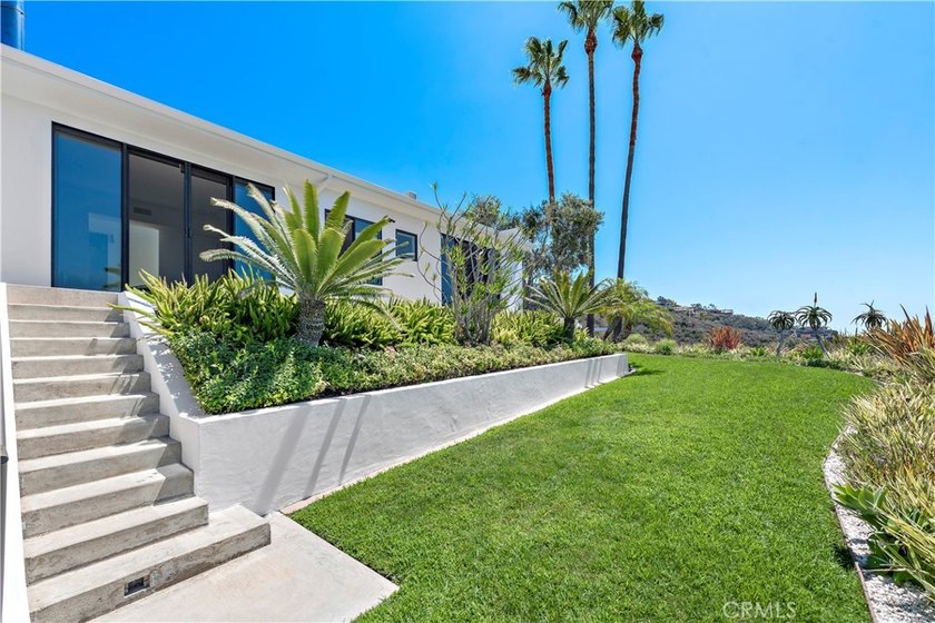 Welcome to a one-of-a-kind Laguna Beach retreat where style - photo 43