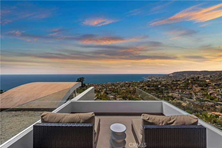 Welcome to a one-of-a-kind Laguna Beach retreat where style - photo 47