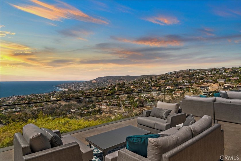 Welcome to a one-of-a-kind Laguna Beach retreat where style - photo 48