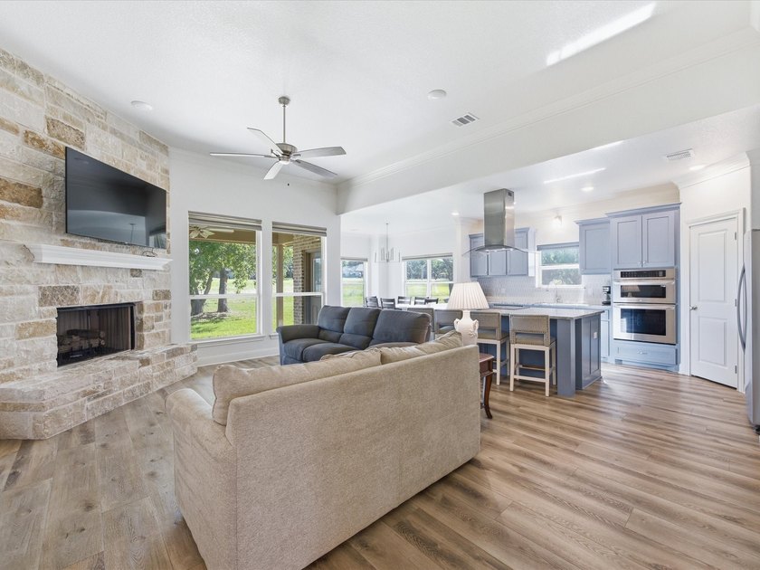 Welcome home to this beautiful three-bedroom, two-bathroom stone - photo 6
