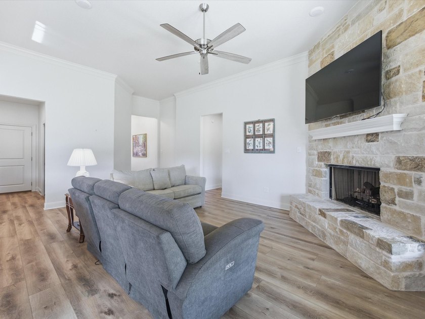 Welcome home to this beautiful three-bedroom, two-bathroom stone - photo 7