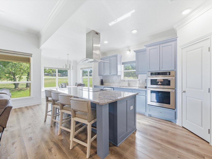 Welcome home to this beautiful three-bedroom, two-bathroom stone - photo 8