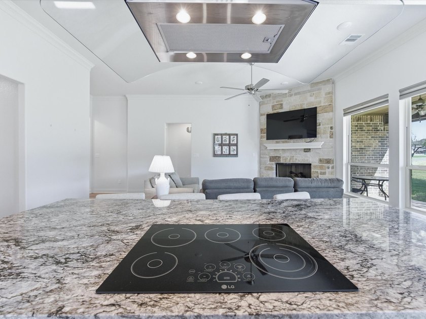 Welcome home to this beautiful three-bedroom, two-bathroom stone - photo 9