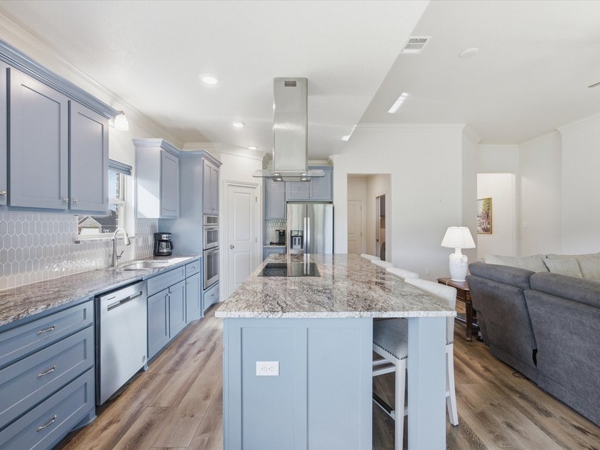 Welcome home to this beautiful three-bedroom, two-bathroom stone - photo 10