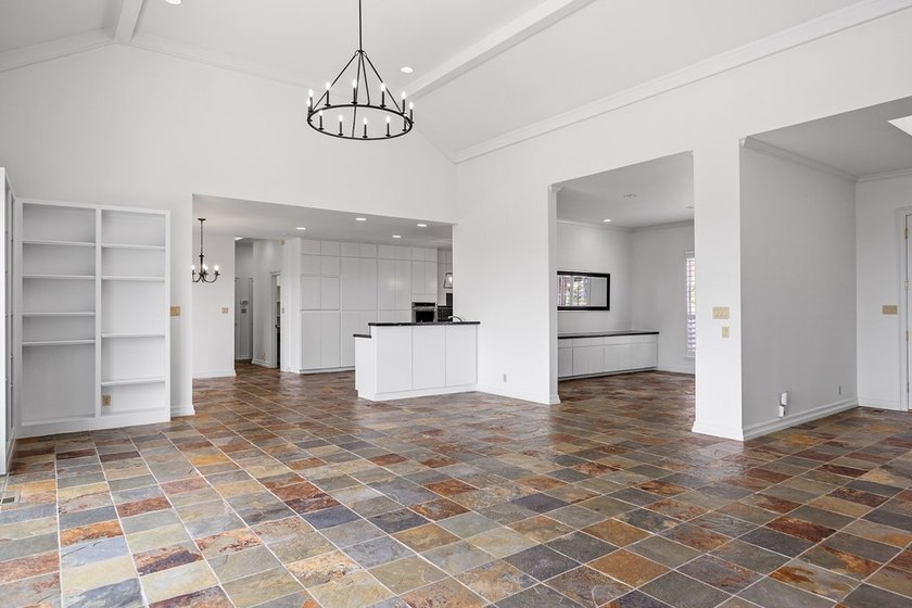 Wonderful home located in premier Riverhill section of Highridge - photo 4