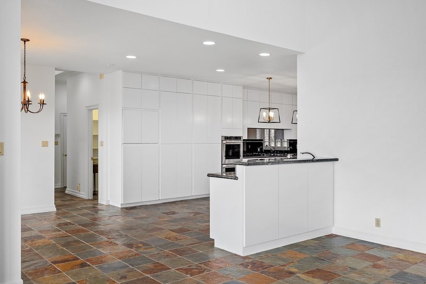 Wonderful home located in premier Riverhill section of Highridge - photo 7