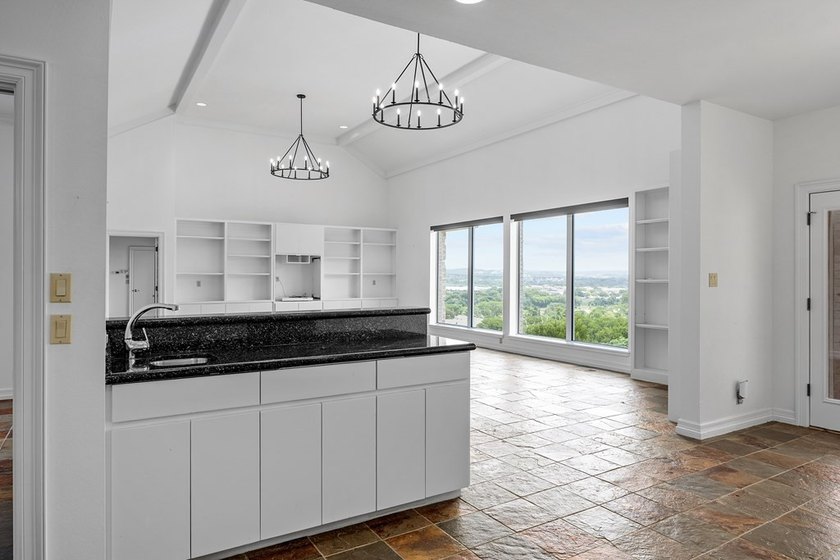 Wonderful home located in premier Riverhill section of Highridge - photo 8