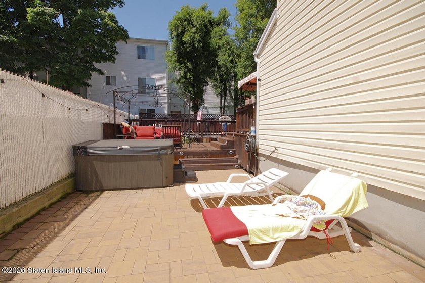Welcome to 160 Kenilworth Ave. This end unit townhouse is - photo 11