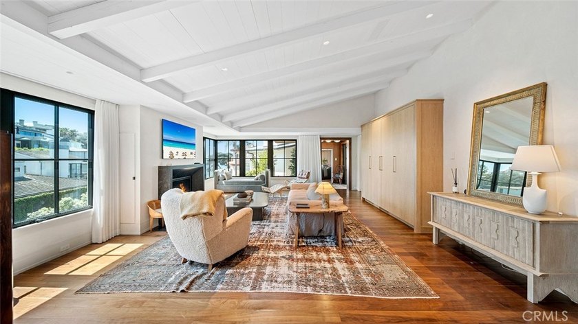Just a stone's throw from the beach, 27 Emerald Bay offers a - photo 12