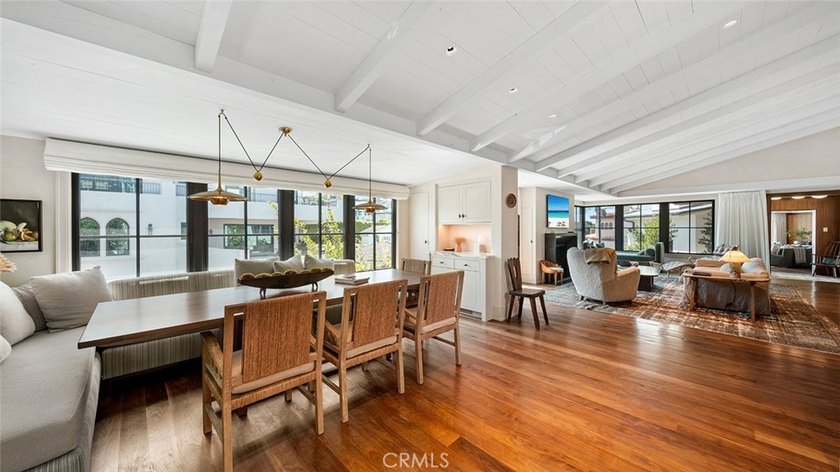 Just a stone's throw from the beach, 27 Emerald Bay offers a - photo 18