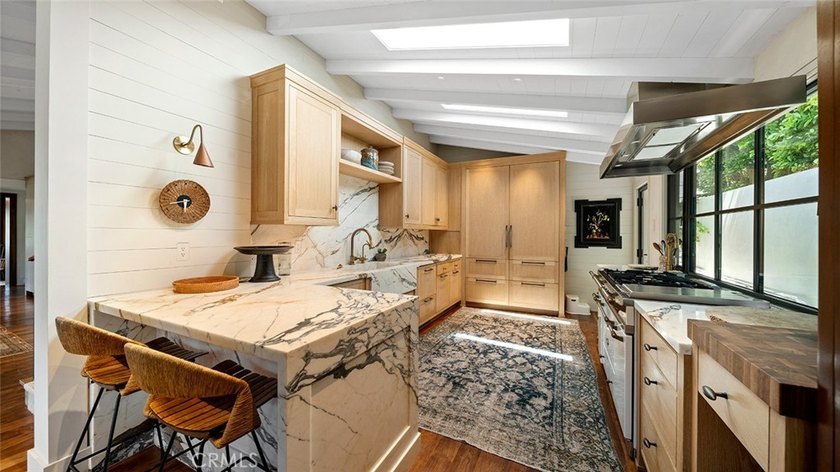 Just a stone's throw from the beach, 27 Emerald Bay offers a - photo 21