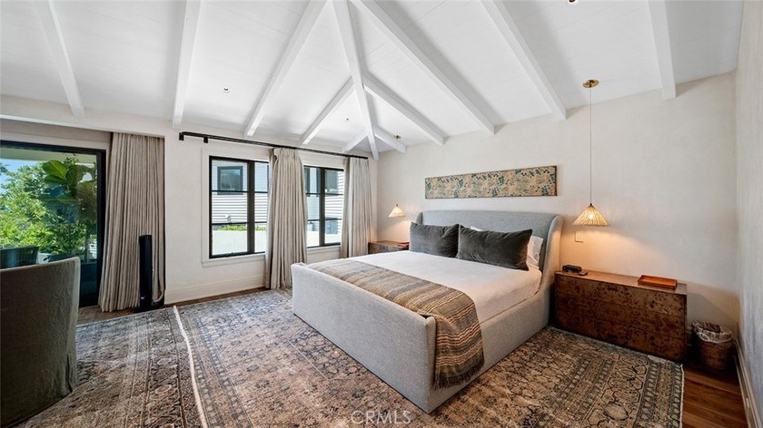Just a stone's throw from the beach, 27 Emerald Bay offers a - photo 23