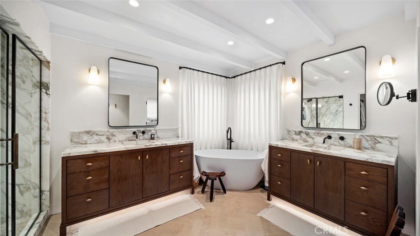 Just a stone's throw from the beach, 27 Emerald Bay offers a - photo 25