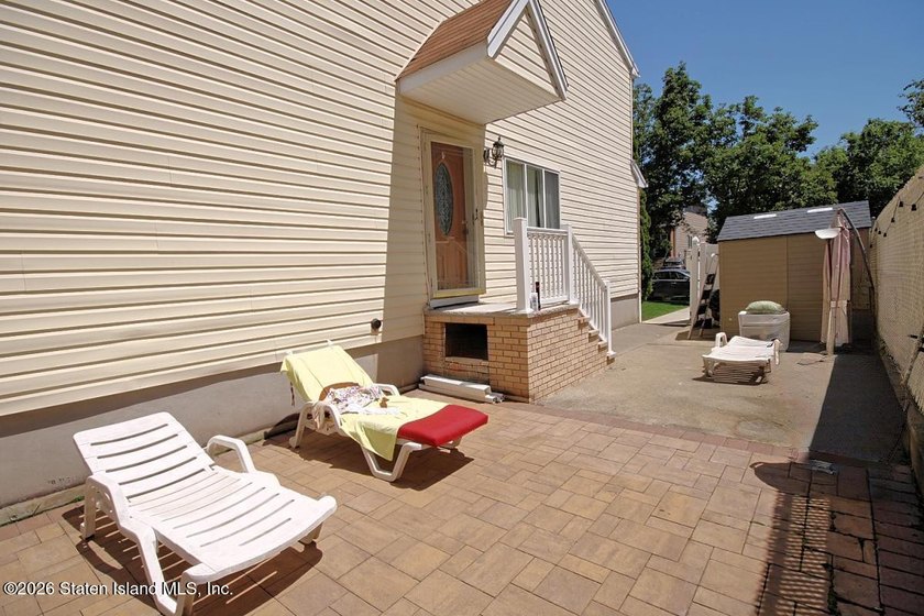 Welcome to 160 Kenilworth Ave. This end unit townhouse is - photo 25