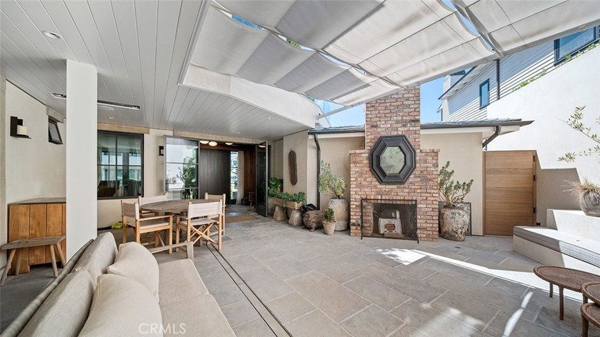 Just a stone's throw from the beach, 27 Emerald Bay offers a - photo 29