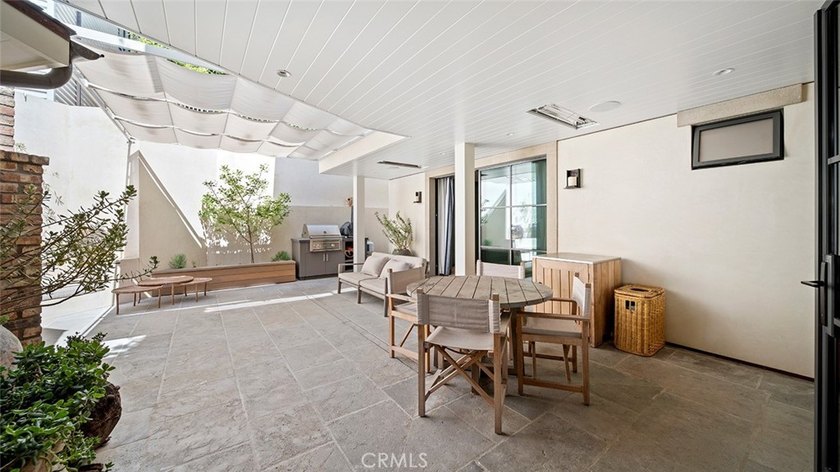 Just a stone's throw from the beach, 27 Emerald Bay offers a - photo 31