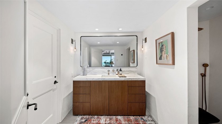 Just a stone's throw from the beach, 27 Emerald Bay offers a - photo 33