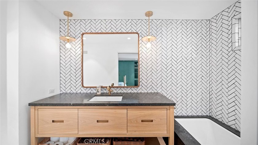 Just a stone's throw from the beach, 27 Emerald Bay offers a - photo 35