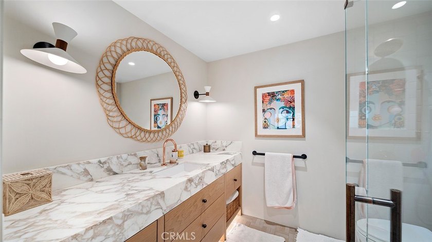 Just a stone's throw from the beach, 27 Emerald Bay offers a - photo 37