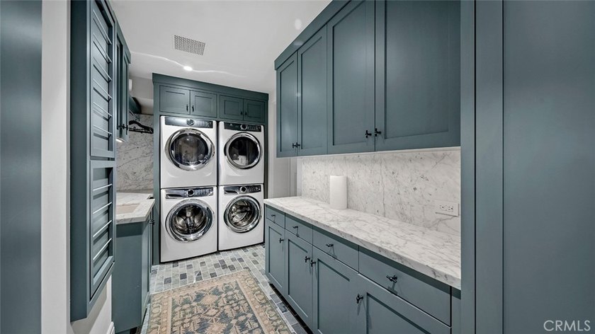 Just a stone's throw from the beach, 27 Emerald Bay offers a - photo 39