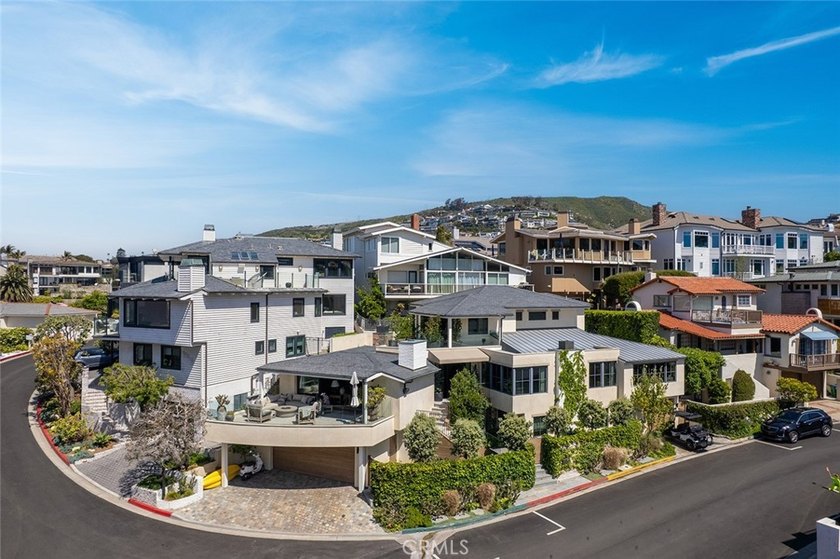 Just a stone's throw from the beach, 27 Emerald Bay offers a - photo 42
