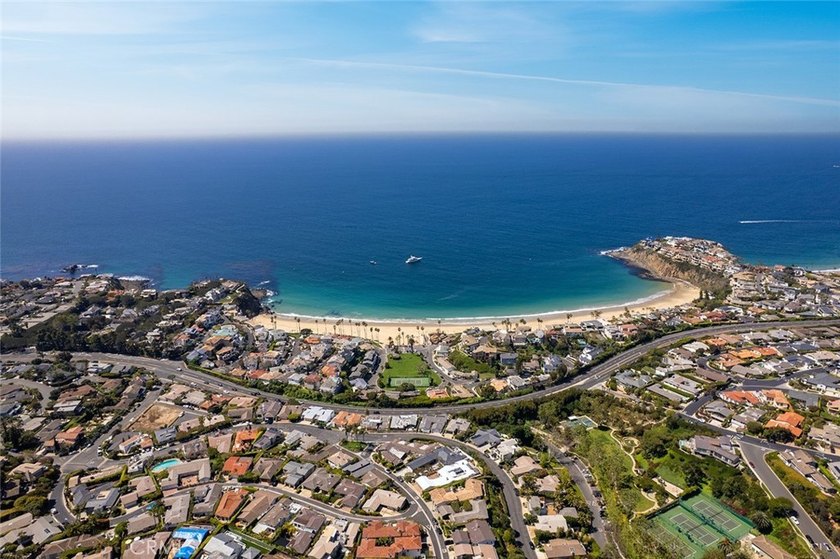 Just a stone's throw from the beach, 27 Emerald Bay offers a - photo 43