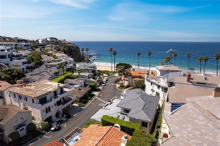 Just a stone's throw from the beach, 27 Emerald Bay offers a - photo 45