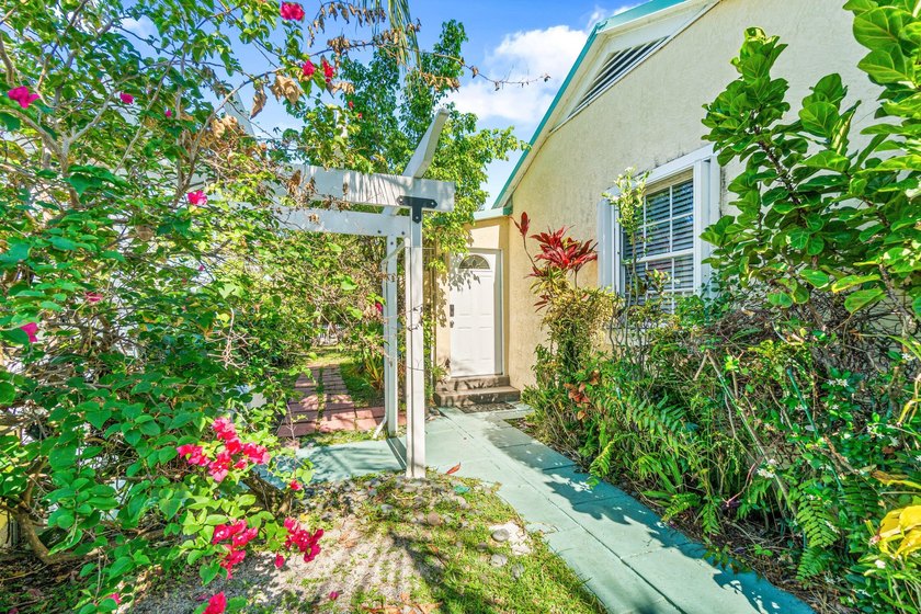 West Palm Beach corner double lot. Hidden behind a white picket - photo 3