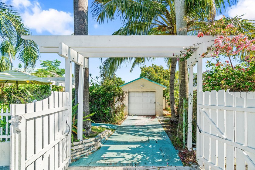 West Palm Beach corner double lot. Hidden behind a white picket - photo 5