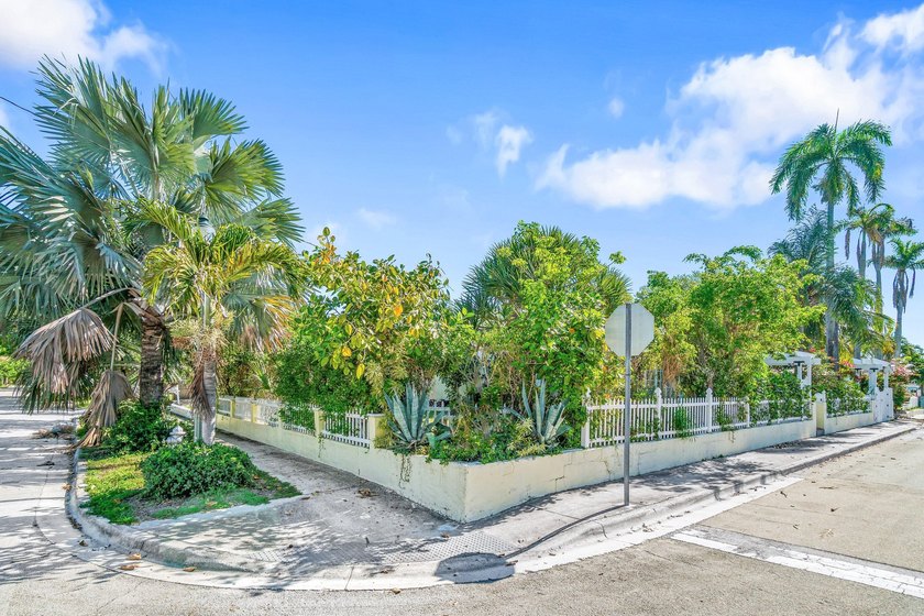 West Palm Beach corner double lot. Hidden behind a white picket - photo 6