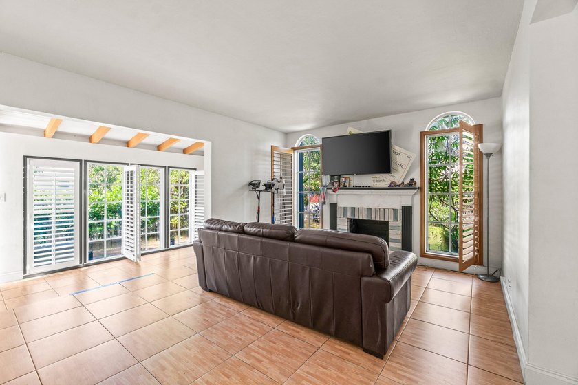 West Palm Beach corner double lot. Hidden behind a white picket - photo 7