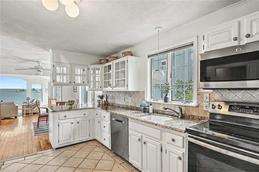 Welcome to your waterfront retreat on stunning Narragansett Bay - photo 12