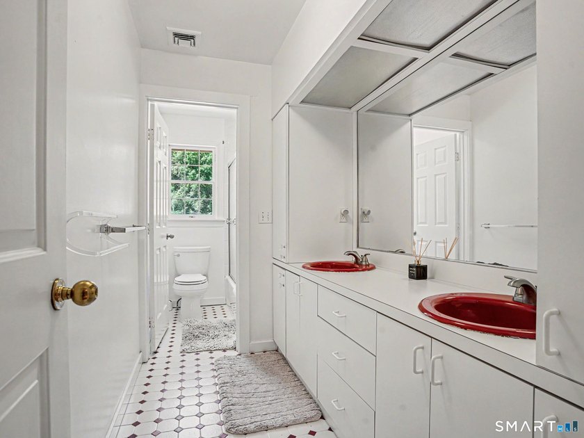 Estate living in the heart of Easton. Set on 3 private acres - photo 23